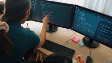 Bilgisayar programlama için arka uç yazılım geliştirici mühendisi. Yazı yazma kodlarını ayıklamak için birlikte çalışıyorlar. Ofisteki monitörde karmaşık algoritmaları çözüyorlar. Filizlenen