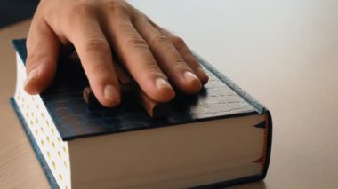 Haçla kutsal İncil 'i sadakat yemini etmek, bağlılık yemini etmek, mahkemede güvenilir bir tanık olmaktan nefret etmek için yemin etmek olarak kabul edin. Katolik inancı İncil 'i takip ediyor. Filizlenen