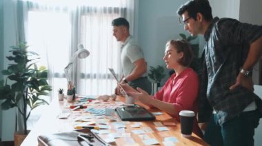 İşadamı logosu grafiği çizerken proje yöneticisinin birlikte çalışıp renk paletlerine bakarak beyin fırtınası yapma fikrini kapatın. Rengi birlikte seçen profesyonel bir iş adamı. Sempozyum.