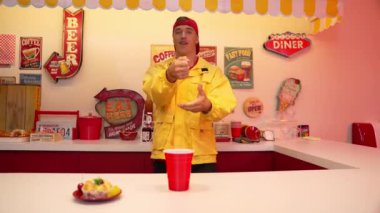 Kafkasyalı restoran çalışanı dans ederken ve serbest stil müzik eşliğinde dans ederken sofraya yemek koyarken mutlu ol. Profesyonel yetenekli garson yemek barının arkasında beklerken müşteriler için yemek hazırlar. Mutluluk.