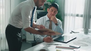 Yetenekli iş adamlarının yürüyüşü ve ev tasarımı. Mimar mühendisinin güvenlik miğferi ve ev modeliyle birlikte binanın planına ve yapısına baktığı hava görüntüsü. Hizalama.