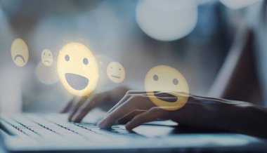 İş adamı müşteri memnuniyet değerlendirmesi verilerini analiz eder ve hizmet kalitesini artırmaya çalışır. Müşteri memnuniyeti ve sadakatini arttırmak için koz değerlendirmeleri. EIDE