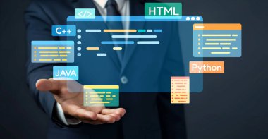 Yeni uygulama mobil telefon geliştirme için HTML, Python, Java ve C EIDE gibi çeşitli programlama dillerinin kodlama dijital örtüleri ile yazılım geliştirici veya programcı çalışması