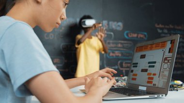 VR kullanan Afrikalı öğrenci meta-dünya ile etkileşime girerken liseli kız el kodlama programını kapat. Zeki çocuk sanal gerçeklik gözlüğü takıyor ve yenilikçi sınıfta video oyunları oynuyor. Öğretim.
