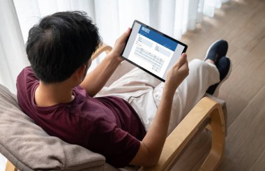 Muhasebe uygulamasından gelen fatura bilgisayar ekranında. Şirket işlerinin finans ve bütçesi için bilgisayar programı. Rahatça..