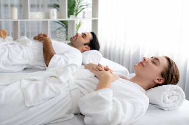 Kafkas çift müşterisi stres önleyici spa masajının keyfini çıkarıyor ve lüks otel veya oteldeki gündüz açık hava ortamında güzellik teniyle eğleniyor. Sessiz.