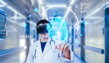 Doktor, semptomları teşhis ederken VR gözlüğü kullanarak tıbbi verilere işaret ediyor. Doktor, insan organı hologramına bakarken laboratuvar önlüğü ve artırılmış gerçeklik gözlüğü takıyor. Sağlık sigortası konsepti. Yaratıcılık.