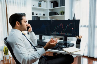 İki borsa yatırımıyla danışman ya da ortağı arayan tüccar işadamı, veri analizini yüksek kârlı dinamik teknoloji borsasına yatırım yapmak için karşılaştırdı. Tahmin et..