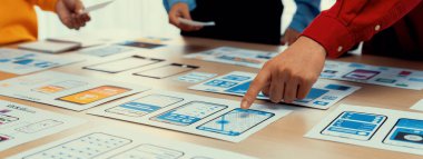 Mobil uygulama ya da web sitesi için kullanıcı arayüzü prototipi planlayan yeni başlayan şirket çalışanlarının panorama pankartı. UX UI tasarımcı beyin fırtınası kullanıcı dostu arayüz planı. Sinerjik