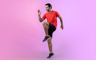 Vücut uzunluğunun tamamı atletik ve sportif genç erkek fitness 'in izole edilmiş arka planda kardiyo egzersizi duruşunu gösteriyor. Sağlıklı aktif ve vücut bakımı yaşam tarzı.