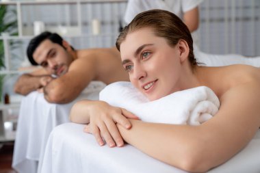 Kafkas çift müşterisi stres önleyici spa masajının keyfini çıkarıyor ve lüks otel veya oteldeki gündüz açık hava ortamında güzellik teniyle eğleniyor. Sessiz.