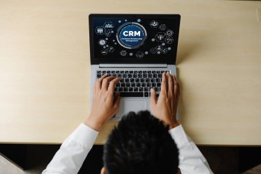 CRM işletme ve işletme için modern bilgisayarda müşteri ilişkileri yönetim sistemi