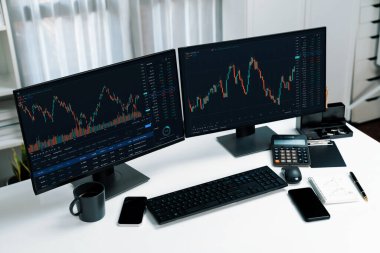 Bilgisayarda iki adet dinamik borsa grafiği görünüyor. Yazılımda güncellenen finansal teknolojiye yapılan zaman uygulaması yatırımı üzerinden otomatikman satış veya satın alma karı. İnfobahn.