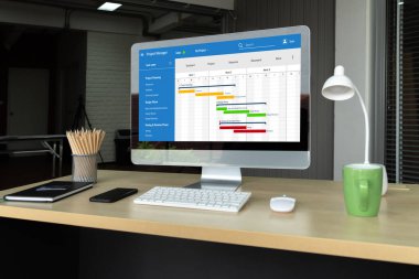 Ekip projesinin zaman çizelgesini gösteren bilgisayar ekranında, modern iş projesi yönetimi için proje planlama yazılımı