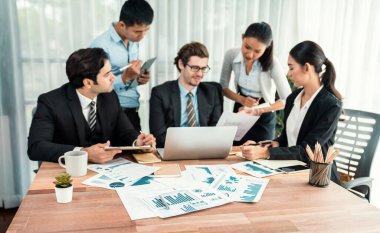 Ofis masasındaki finansal veri raporlarını analiz eden çeşitli bir grup iş analisti. Stratejik pazarlama planlaması için iş istihbarat analizine göre grafikler ve grafikler.