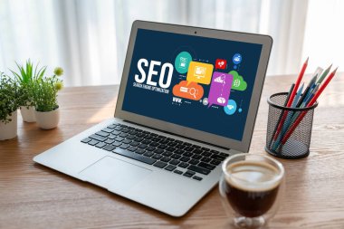 Model e-ticaret için SEO arama motoru optimizasyonu ve bilgisayar ekranında gösterilen çevrimiçi perakende işi