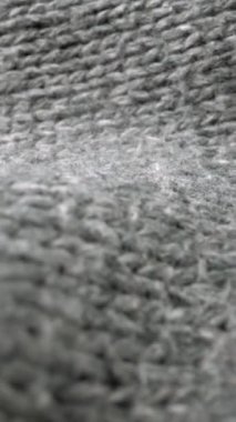 Makro doli çekimde koyun yünü kumaş dokusunun aşırı detaylı görünümü. El işi örgü örmek için akıcı hayvan lifleri. Tekstil soyut arka planı. Kışın moda endüstrisi.