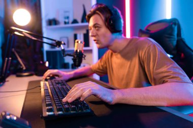 Kazanmak için çevrimiçi oyun oynayan akıllı flama makinesinin sunucu kanalı, neon ışıklı odada seçilen takım yarışması için izleyicilerle birlikte canlı yayında canlı yayında kulaklık takıyor. Bireysel.