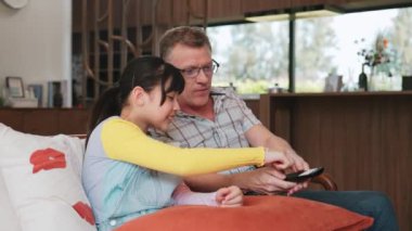 Dedem ve torunum TV 'de ilginç bir eğlence medyası izliyorlar. Genç nesil, yaşlı yaşlılara uzaktan kumanda teknolojisi kullanmayı öğretiyor. Nesiller arası uçurum aile bağını güçlendiriyor. Uyumsuzluk.