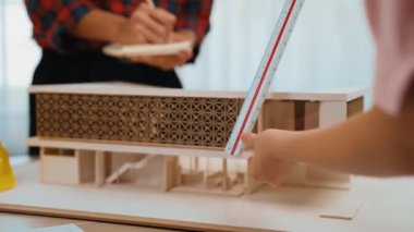 Mimari ekipman incelemesi kullanarak yavaş çekim ev tasarımcısı ve müşteri veya müşteriyle birlikte mimari ev modeli tasarım örneklerini ölçer. Filizlenen