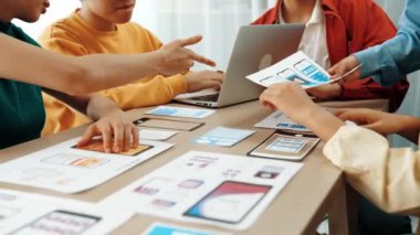 Mobil uygulama ya da web sitesi için kullanıcı arayüzü prototipi planlayan şirket çalışanlarının panorama videosu. UX UI tasarım beyin fırtınası kullanıcı dostu arayüz planı tasarlıyor. Sinerjik