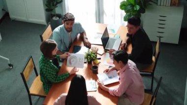 Proje yöneticisinin üst görünümü toplantıda yatırımcılara mali grafik sunuyor. Profesyonel pazarlama ekibi dizüstü bilgisayardan finansal istatistiklere bakarken finansal fikir üretiyor. Cemaat.