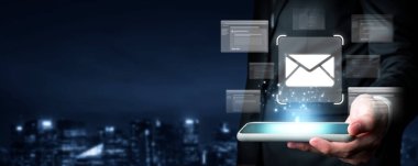 İş adamı e-posta kutusunu kontrol ediyor, daha iyi verimlilik için mesajları düzenliyor ve önceliklerini belirliyor. Etkili iletişim için akıllı e-posta teknikleri öğren. FaaS