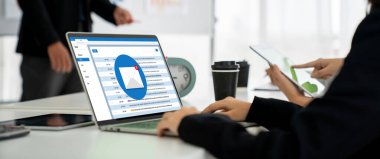 Bilgisayar ekranında rahatça görünen e-posta bildirim iletisi. Dijital pazarlama iletisi bilgi metni iş dünyasından müşteriye