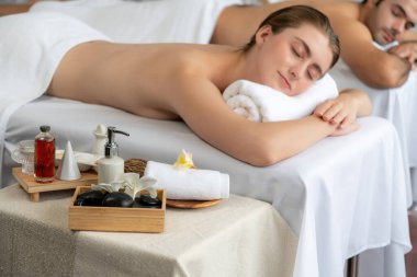 Aromaterapi masajı gündüz atmosferinde ya da spa salonunda bulanık bir kadına odak dekor ve spa aksesuarları kurarak tatil köyünde ya da otel arka planında keyifli aroma spa masajı yapan bir masaj. Sessiz.