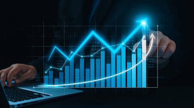 İş adamı iş büyümesi için ölçümleri değerlendirir, genişleme hedefleri koyar. İnovasyon ve strateji 2025 yoluyla sürekli iş büyümesini teşvik etme hakkında görüşler. Kullanıcı Kimliği