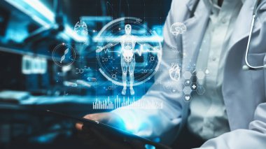 Doktorun elinde tabletle laboratuarda yüzen hologramla görüntüsünü kapatın. İnsan anatomisini incelemek için teknolojiyi kullanan bir tıp çalışanı. HUD Gösterge Paneli Tüm Vücut. İyileştirici.