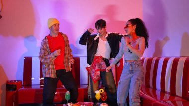 Çeşitli sokak dansçıları hippi modası giyerken partilerde neon ışıkla şehir pop müziğine taşınıyor. Çekici hipster kameraya bakarken dans eder ya da pratik yapar. Mutluluk.