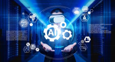 Yapay zeka yardımıyla veri merkezinde duran kulaklıklı bir iş adamı. Proje yöneticisi hologram tutuyor ve pazarlama stratejisi planlamak için artırılmış gerçeklik gözlükleri ve yapay zeka sohbetleri kullanıyor. Yaratıcılık.