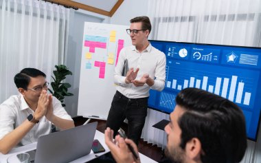 Ofiste sunum ya da analist ekibiyle toplantı odasında mali verileri analiz etmek için BI Fintech 'i kullanmak. İş adamları stratejik planlama için TV ekranında BI gösterge panelini inceliyor.