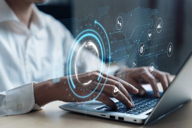 İş adamı, tahmin edilen büyük veri modellerinden gerçek zamanlı analizlere uzanan eğilimleri ve görüşleri ortaya çıkarmak için veri analizlerini derinlemesine inceleyerek, veri güdümlü kararların analitik endüstrileri nasıl ileri götürdüğünü öğrenir Faas