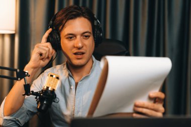 Akıllı yayıncının sunucu kanalı, canlı sosyal medyada canlı yayında konuşma programı ile birlikte modern stüdyoda, kayıt cihazıyla dinleyiciye senaryo okumaktadır. Bireysel.