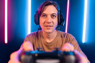 Kontrol kumandalı akıllı oyun flamasının keyfini çıkarın, modern teknoloji siber neon ışık odasında yetenekli oyuncularla çevrimiçi canlı sosyal medya grubu oyunu oynayın. Bireysel.