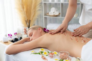 Lüks spa salonunda sıcak mum ışığı atmosferi olan kaplıca tedavisi gören kadın müşteri. Sağlık kaplıcasında güzellik tedavisiyle tuz temizliği. Sessiz.