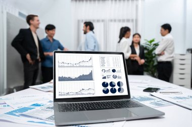 BI Fintech 'in analitik veri tabanı bilgisayarında bulanık arkaplandaki finansal verileri analiz etmek için görüntülenmiş iş adamlarının iş planlamasında içgörü gücü analizi.