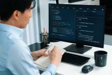 Çevrimiçi web sitesinin bilgisayar ekranında kodlama programı uygulamasına bakan akıllı bilişim geliştiricisi, modern ofisteki iş dünyası pazarında akıllı veritabanı geliştirme sistemini analiz ediyor. İnfobahn.