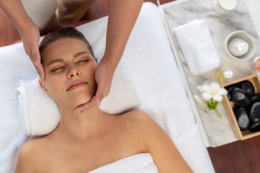 Panorama 'da kadınların stres önleyici kafa masajından ve lüks tatil beldesi veya otel spa salonundaki modern ışık ortamında yüz güzelliği eğlencelerini şımartmaktan hoşlandığı bir manzara var. Sessiz.