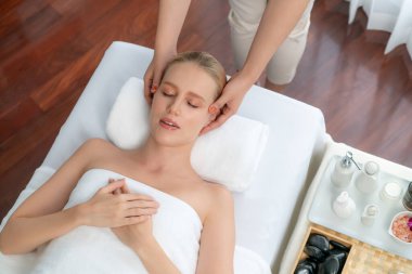 Panorama 'da kadınların stres önleyici kafa masajından ve lüks tatil beldesi veya otel spa salonundaki modern ışık ortamında yüz güzelliği eğlencelerini şımartmaktan hoşlandığı bir manzara var. Sessiz.