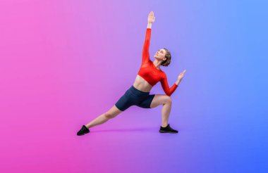 Vücut uzunluğunun tamamı atletik ve sportif kadınlar tarafından izole edilmiş arka planda sağlıklı ve meditasyon egzersizi yaparken çekildi. Sağlıklı aktif ve vücut bakımı yaşam tarzı