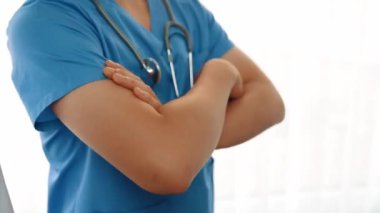 Kendine güvenen ve profesyonel tıbbi personel ekibi, sağlık hizmetleri ve hastanenin doktor yönetimi olarak birlikte sırada bekliyor. Takım çalışması başarılı bir tıbbi tedaviye yol açar. Düşük hareket. Katı.