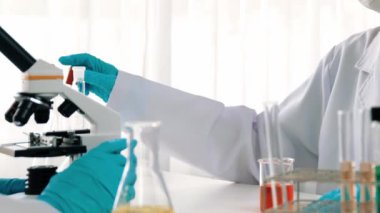 Laboratuvar araştırmacısı yeni bir ilaç geliştirir ya da tedavi eder. Laboratuvar tüpünde renkli kimyasal sıvı kullanır. Bilimsel veya kimya uzmanlığı ve laboratuvar ekipmanları ile sağlık hizmetlerinin teknolojik gelişimi. Katı.