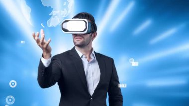 Akıllı iş adamı, mali grafiği incelerken dünya hologramını tutuyor. Proje yöneticisi sanal gerçeklik gözlüğü takıyor ve grafik üzerinde yüzen bir pazarlama stratejisi tasarlıyor. Aygıt.