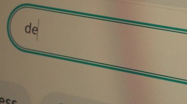 İnternet 'te yakındaki teslimat hizmetleriyle ilgili kullanıcı araması çevrimiçi alışveriş merkezi platformu buluyor ve eve mal getiriliyor. Çevrimiçi internet teknolojisi ulaşım için elverişli. Webography.