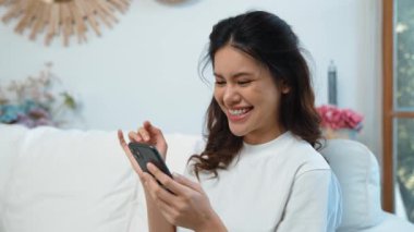 Genç bir kadın internet üzerinden alışveriş yapmak için internet üzerinden internet üzerinden internet üzerinden alışveriş yapıyor. Modern ve konforlu çevrimiçi alımlar güvenli ve uygun alışverişleri sağlar.