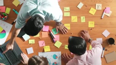 Pazarlama ekibi performansını desteklerken proje yöneticisinin üst düzey çalışması. Kafkasyalı iş kadını bir grup zeki insanla birlikte çalışıyor ve buluşmada fikri seçiyor. Zaman aşımı. Cemaat.