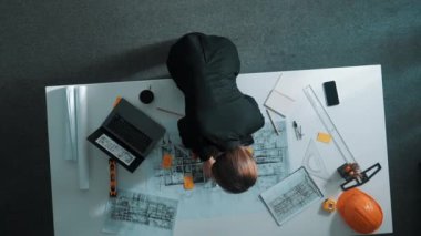 Yöneticinin proje planını ölçmek için cetvel kullanırken dizüstü bilgisayar ekranındaki inşaata baktığı en üst görünüm. Hava manzaralı mimar mühendisi yapıyı analiz ediyor ve planlıyor. Hizalama.